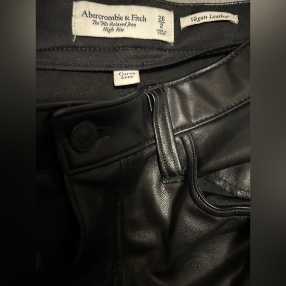 Abercrombie & Fitch Faux Leather 90s Relaxed Cargo Pants - Picture 7 of 9